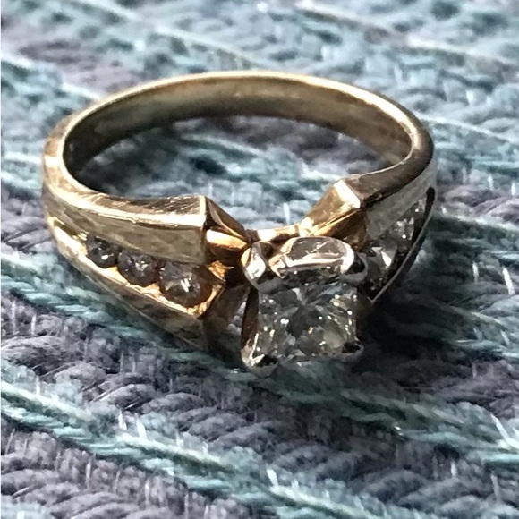Diamond Ring- 14k Yellow Gold - Picture 1 of 11